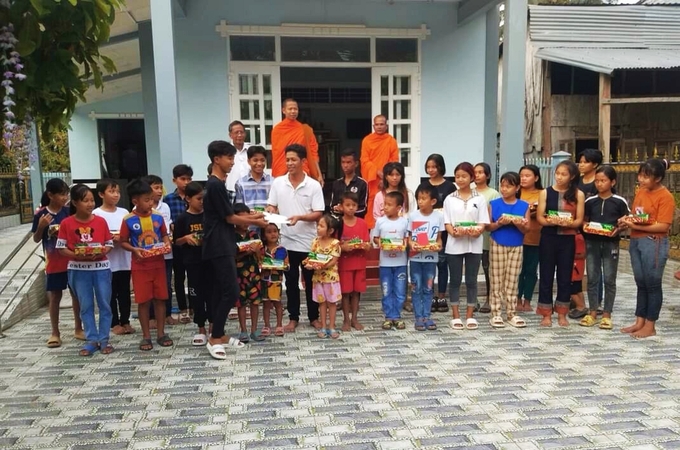lop-song-ngu-viet-khmer-cua-thay-giao-lang-que-thach-ken-143729_451.jpg Qua 2 năm qua, lớp học đã giúp hàng trăm học trò, từ trẻ nhỏ đến người lớn tuổi xóa bỏ rào cản ngôn ngữ, tự tin hòa nhập cộng đồng. Ảnh: Kim Anh.