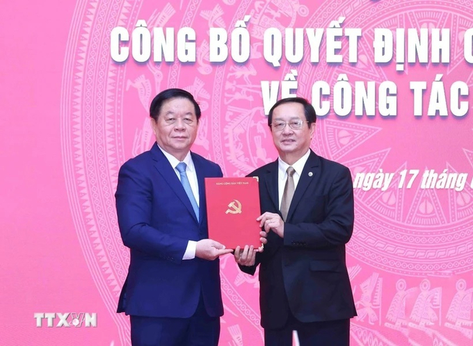 1-131215_542.jpg Ông Nguyễn Trọng Nghĩa, Ủy viên Bộ Chính trị, Bí thư Trung ương Đảng, Trưởng Ban Tuyên giáo và Dân vận Trung ương trao Quyết định của Bộ Chính trị cho ông Huỳnh Thành Đạt. Ảnh: TTXVN.