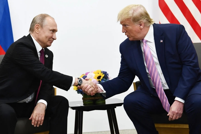 gettyimages-1152460187-e1739661348334-070457_679.jpg Tổng thống Mỹ Donald Trump và Tổng thống Nga Vladimir Putin tại hội nghị thượng đỉnh G20 năm 2019. Ảnh: Getty.