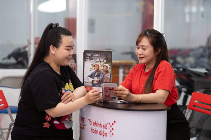 z6325764002192_add85b21b10211009fb459517f0f9f2e-150412_23.jpg Người dân tìm hiểu các gói vay tiêu dùng nhiều hơn so với thời gian trước.