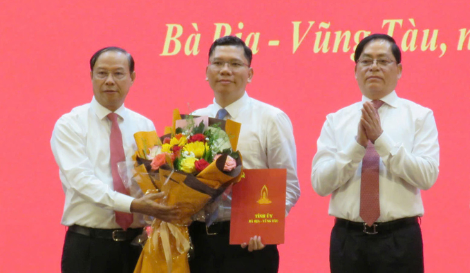 ba-ria--vung-tau-cong-bo-loat-quyet-dinh-nhan-su-chu-chot-180251_761.jpg Ông Hoàng Nguyên Dinh (giữa) được bổ nhiệm làm Bí thư Thành ủy Vũng Tàu.