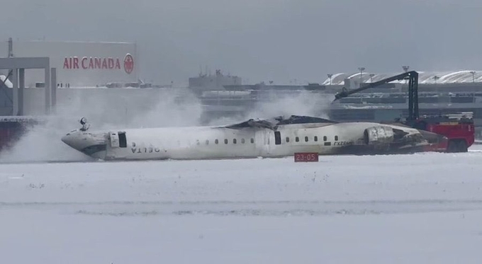 gkbyfrrwqaae-hm-070310_950.jpg Máy bay của Delta Air Lines lật ngửa tại sân bay quốc tế Toronto Pearson hôm 17/2. Ảnh: X.