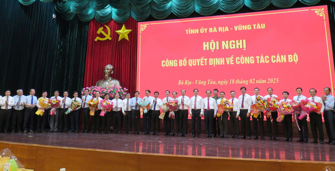 hinh-a1-180107_835.jpg Lãnh đạo Tỉnh ủy Bà Rịa - Vũng Tàu chụp ảnh cùng các lãnh đạo được trao quyết định điều động, bổ nhiệm.