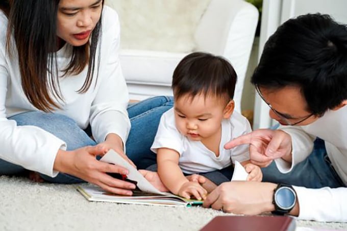 photo-1638579207412-1638579208935223478189-220417_881.jpg Cha mẹ cần làm gì khi trẻ chậm nói? - Khi cha mẹ thấy con mình có những dấu hiệu của trẻ chậm nói kể trên, cần sớm đưa đưa trẻ đến khám tại các cơ sở y tế uy tín nhằm đánh giá toàn diện các kỹ năng phát triển của trẻ (Ảnh minh họa).