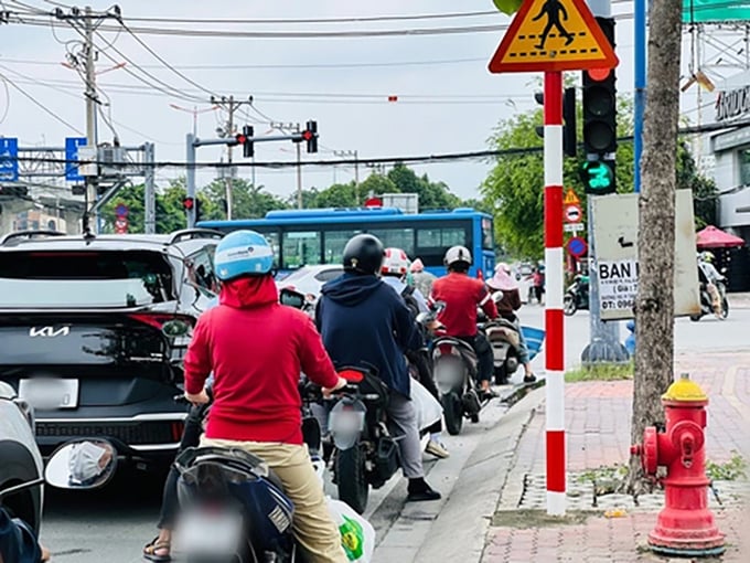 den-do-134801_607.jpg Ô tô, xe máy dừng đèn đỏ chắn lối rẽ phải ở làn đường chỉ dành cho xe rẽ phải có thể bị xử phạt (Ảnh minh họa).