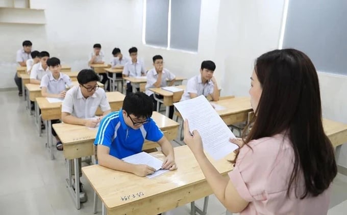 giao-vien-day-them-123825_856.jpg Điều 15, 16 Nghị định 112/2020 của Chính phủ quy định rõ các hình thức xử lý kỷ luật với giáo viên dạy thêm trái quy định (Ảnh minh họa).