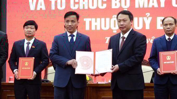 ong-huy-3-153856_454.jpeg Ông Đặng Văn Huy nhận quyết định bổ nhiệm giữ chức Giám đốc Sở Nông nghiệp và Môi trường Thái Nguyên. Ảnh: Quang Linh.