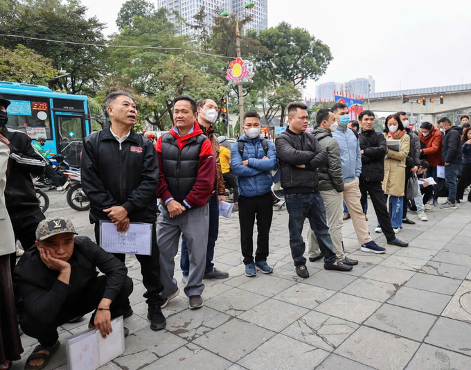 z6331406572245_c56ab54233fb8842275f9724d9c37902-103046_699.jpg Người dân xếp hàng dài tại điểm tiếp nhận hồ sơ cấp đổi GPLX (số 2, Phùng Hưng, quận Hà Đông) sáng 18/2. Ảnh: P.Hải.