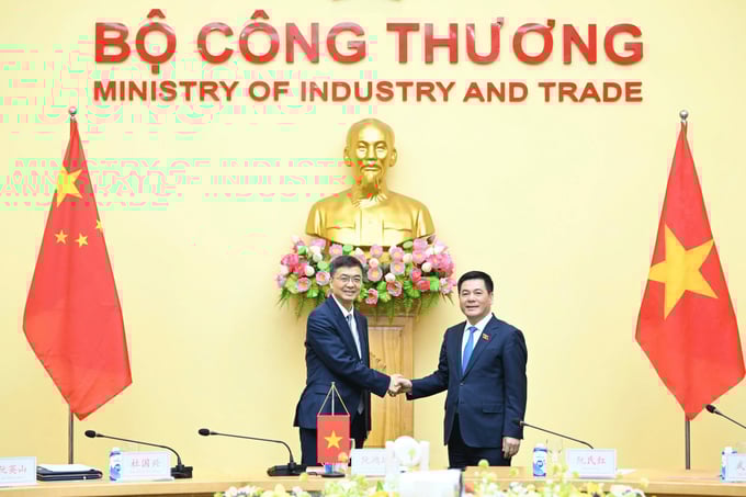 2025_02_19_08_21_411_41c6a-204423_686.jpeg Bộ trưởng Nguyễn Hồng Diên (phải) và Bí thư Trần Cương. Ảnh: MOIT.