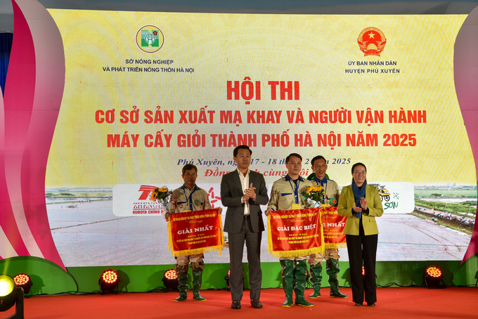 dsc_3482_1-184250_822.jpg Trao giải nhất và giải đặc biệt của hội thi. Ảnh: Dương Đình Tường.