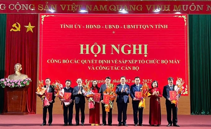 anh-so-nnmt-155338_133.jpg Lãnh đạo tỉnh Bắc Kạn trao quyết định bổ nhiệm ông Triệu Đức Văn (đứng giữa) và 5 Phó Giám đốc Sở Nông nghiệp và Môi trường. Ảnh: Ngọc Tú.
