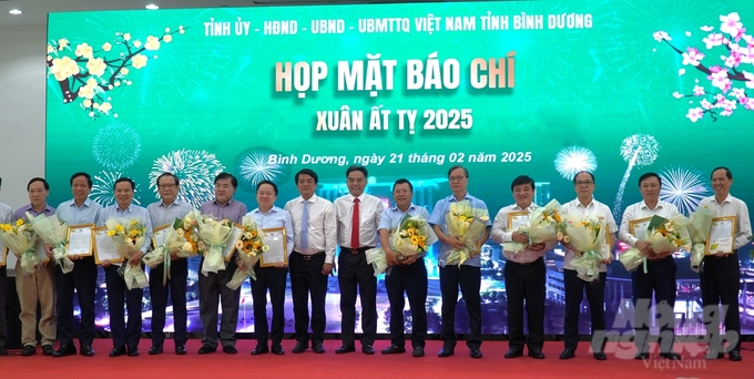 dsc08060-104224_777-104225.jpg Tỉnh Bình Dương tuyên dương các đơn vị báo chí đã có đóng góp vào việc thúc đẩy phát triển chung của Bình Dương trong năm 2025. Ảnh: Trần Phi.