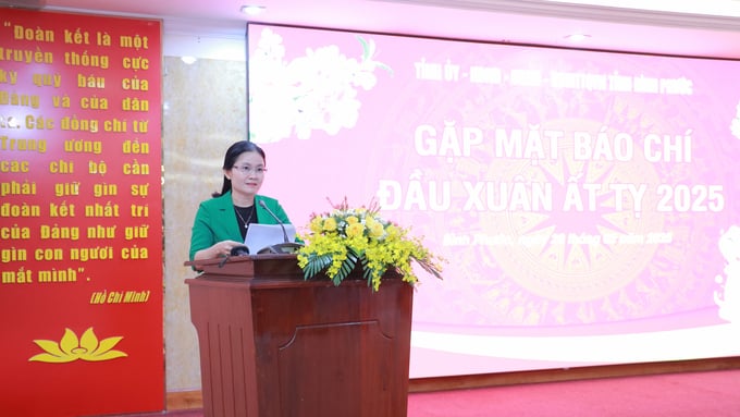 img_1017-171903_499.jpg Bà Tôn Ngọc Hạnh, Bí thư Tỉnh uỷ phát biểu chia sẻ với báo chí tại buổi họp mặt.