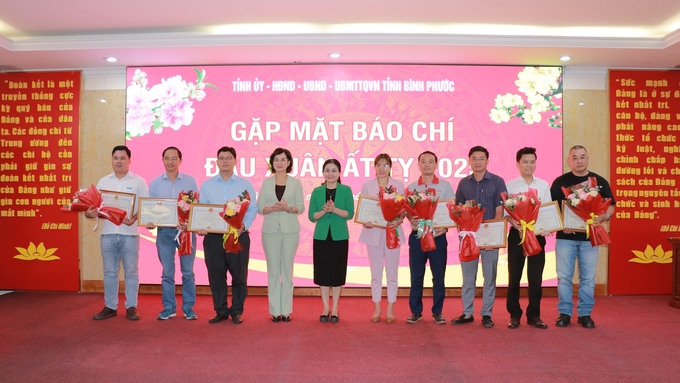 img_1042-172117_768.jpg Lãnh đạo tỉnh Bình Phước trao tặng bằng khen cho phóng viên các cơ quan báo chí đã có những đóng góp tích cực cho tỉnh.