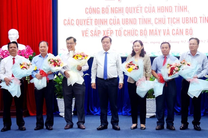 cong-bo-so-moi-bac-lieuhuynh-hai-6-1740128280375-134356_493.jpg Ông Huỳnh Quốc Việt, Phó Bí thư Tỉnh ủy Bạc Liêu, tặng hoa cho các cán bộ nghỉ công tác trước tuổi. Ảnh: Trọng Linh.
