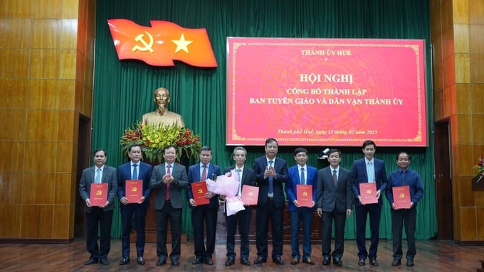 img_20250222_125631-125655_634.jpg Trao quyết định cho các cán bộ nhận nhiệm vụ mới.