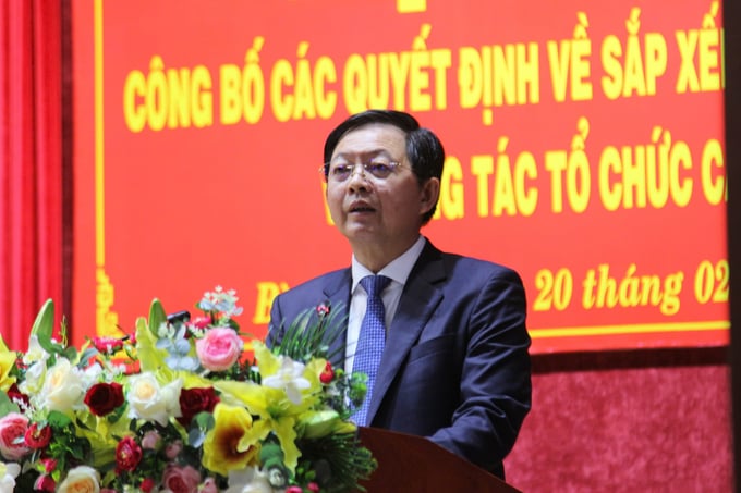 1-191436_200.jpg Ông Hồ Quốc Dũng, Bí thư Tỉnh ủy Bình Định, phát biểu tại Hội nghị Công bố các quyết định điều động, bổ nhiệm nhiều lãnh đạo mới sau khi sắp xếp bộ máy. Ảnh: V.Đ.T.
