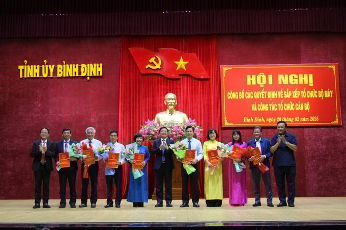 ong-cao-thanh-thuong-giu-chuc-giam-doc-so-nong-nghiep-va-moi-truong-binh-dinh-100254_596.jpg Ông Cao Thanh Thương (thứ 5 tính từ phải sang) nhận Quyết định công tác cán bộ, giữ chức Gi ám đốc Sở Nông nghiệp và Môi trường Bình Định. Ảnh: V.Đ.T.