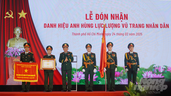 benh-vien-quan-y-175-184740_936-184741.jpg Thượng tướng Võ Minh Lương, Thứ trưởng Bộ Quốc phòng trao danh hiệu Anh hùng Lực lượng Vũ trang nhân dân của Chủ tịch nước cho Khoa Hồi sức tích cực, Bệnh viện Quân y 175. Ảnh: Nguyễn Thủy.