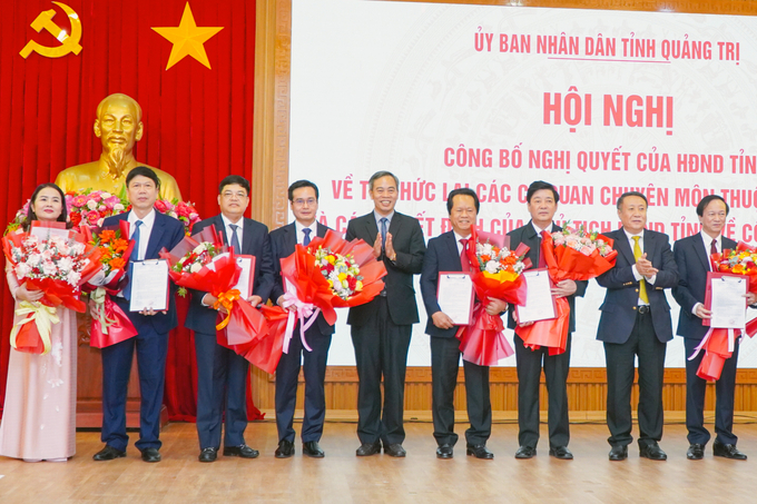 133d1180328t1193l9-letruong05905-192341_124.jpg Ông Hồ Xuân Hòe (thứ 3 từ trái sang) nhận hoa chúc mừng của lãnh đạo tỉnh Quảng Trị. Ảnh: LT.