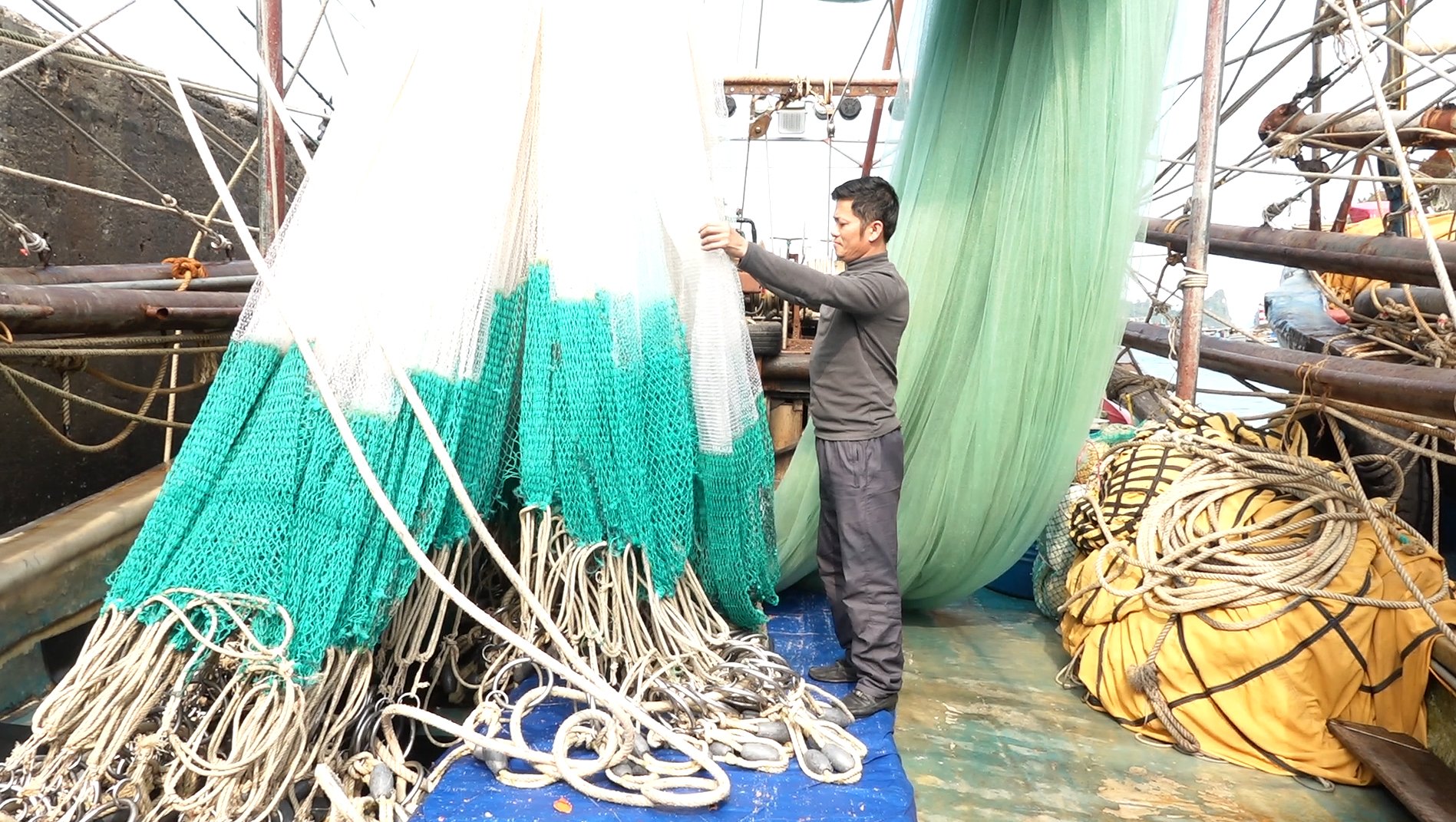 Theo anh Nguyễn Văn Tuân, chi phí mỗi chuyến đi biển đối với tàu trên 15m khoảng 200 triệu đồng. Ảnh: Nguyễn Thành. Theo anh Nguyễn Văn Tuân, chi phí mỗi chuyến đi biển đối với tàu trên 15m khoảng 200 triệu đồng. Ảnh: Nguyễn Thành.