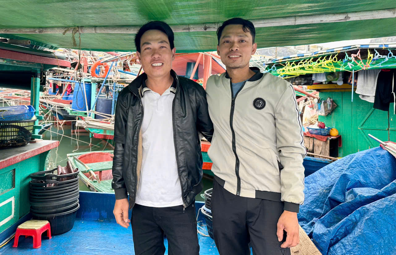 Anh Tống Văn Quế (bên phải) cùng anh Phạm Văn Hiền hào hứng trước chuyến đi biển đầu năm. Ảnh: Nguyễn Thành. Anh Tống Văn Quế (bên phải) cùng anh Phạm Văn Hiền hào hứng trước chuyến đi biển đầu năm. Ảnh: Nguyễn Thành.