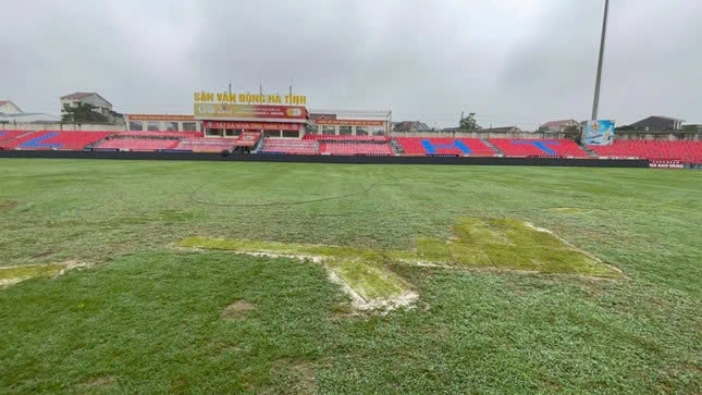 ha-tinh-110835_994.jpg Cần thêm thời gian để cải tạo mặt sân Hà Tĩnh do không đạt yêu cầu kỹ thuật. Ảnh: VPF.