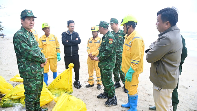 z6351497139256_391825950b67bff7a55b16b0a9d3ed25-181921_139.jpg Đến chiều nay, các lực lượng đã thu gom được khoảng hơn 1 tấn dầu vón cục tập kết vào các bao đựng để xử lý. Ảnh: BPH.