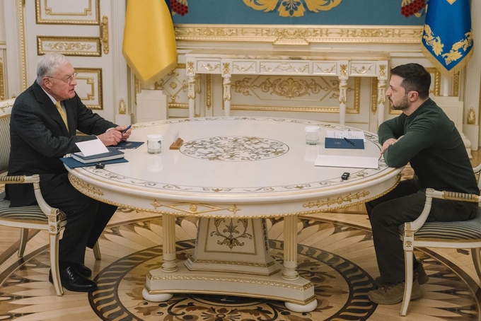1x-1-2-064927_895.jpg Keith Kellogg, đặc phái viên của Tổng thống Mỹ Donald Trump về Ukraine, và Tổng thống Ukraine Volodymyr Zelenskiy tại Kiev. Ảnh: Bloomberg.