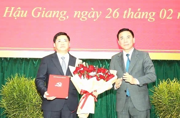 Phó Trưởng Ban Tổ chức Trung ương Đỗ Trọng Hưng trao quyết định của Ban Bí thư và tặng hoa chúc mừng ông Nguyễn Tuấn Anh nhận nhiệm vụ mới. Ảnh: Trung Chánh.