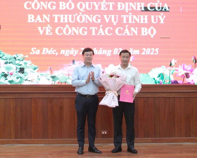 bi-thu-trao-quyet-dinh-130957_581.jpg Ông Lê Quốc Phong, Bí thư Tỉnh ủy Đồng Tháp (bên trái) trao quyết định và tặng hoa chúc mừng tân Bí thư Thành ủy Sa Đéc Nguyễn Phước Thiện. Ảnh: Thanh Thanh.