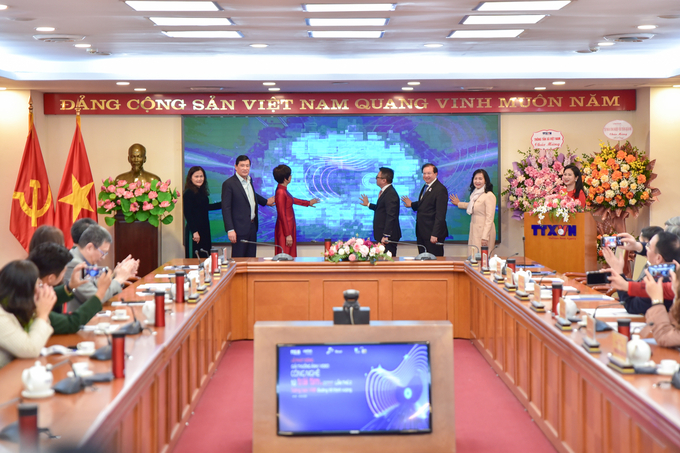 ttxvn-3-133837_162.jpg Các đại biểu thực hiện nghi thức khởi động giải thưởng. Ảnh: Tùng Đinh.