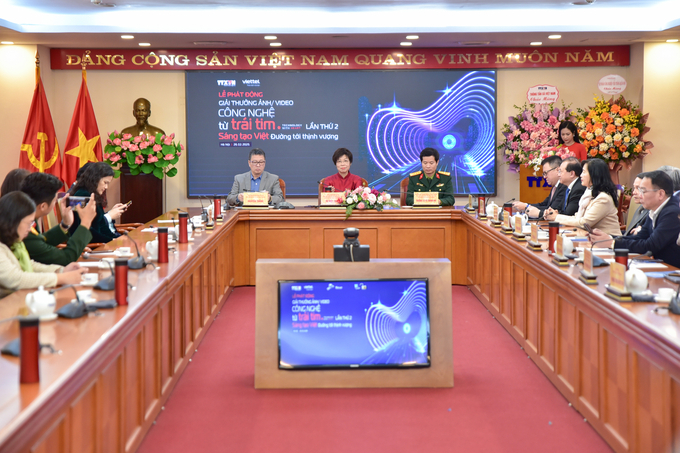 ttxvn-4-133951_427.jpg Đại diện BTC trả lời các câu hỏi liên quan giải thưởng. Ảnh: Tùng Đinh.