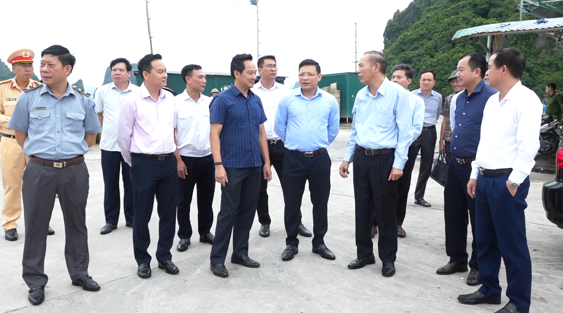 Đoàn công tác Bộ Nông nghiệp và Môi trường kiểm tra hoạt động quản lý tàu cá tại cảng Cái Rồng, huyện Vân Đồn. Ảnh: Nguyễn Thành. Đoàn công tác Bộ Nông nghiệp và Môi trường kiểm tra hoạt động quản lý tàu cá tại cảng Cái Rồng, huyện Vân Đồn. Ảnh: Nguyễn Thành.