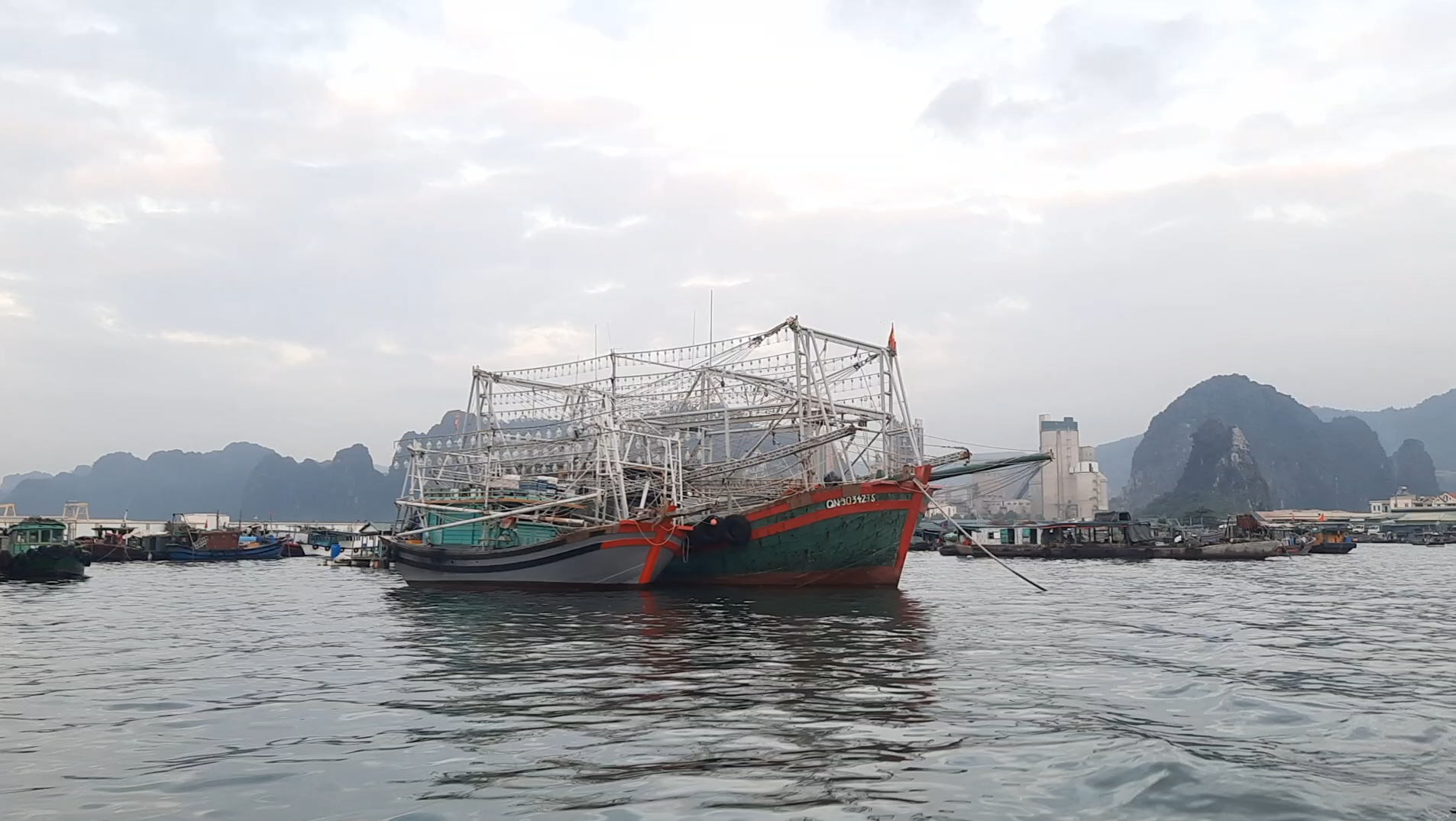 Số lượng tàu cá có chiều dài trên 15m ở Quảng Ninh vẫn còn khiêm tốn. Ảnh: Nguyễn Thành. Số lượng tàu cá có chiều dài trên 15m ở Quảng Ninh vẫn còn khiêm tốn. Ảnh: Nguyễn Thành.