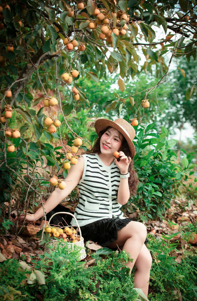 z5981771241563_a07d3fc42f7db85b6329737fe6723301-160945_604.jpg Một bạn trẻ trải nghiệm du lịch vườn hồng. Ảnh: Huy Thư.