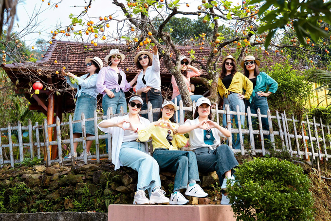 z5981771629628_17ef908f256957b5cbf9ed6e590f5f4a-160744_672.jpg Vào mùa thu hoạch hồng, rất đông du khách tìm về vùng núi Đại Huệ để thưởng ngoạn cảnh sắc vườn hồng. Ảnh: Huy Thư.