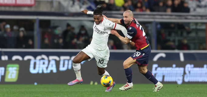 ac-milan-082248_160.jpeg AC Milan (áo trắng) lỡ cơ hội vượt qua Bologna.