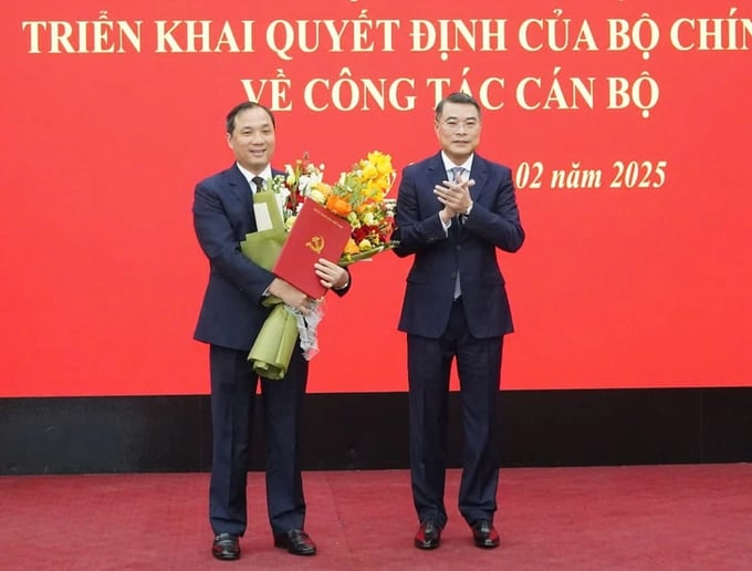 dung-154041_645.jpg Trưởng ban Tổ chức Trung ương Lê Minh Hưng trao quyết định điều động, bổ nhiệm ông Hoàng Trung Dũng giữ chức vụ Tổng Biên tập Tạp chí Cộng sản. Ảnh: TP.