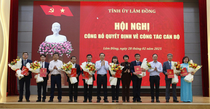 h-cong-bo-dieu-dong-can-bo-28225-17407345300161972209537-185843_483.jpg Lãnh đạo tỉnh Lâm Đồng trao quyết định điều động, bổ nhiệm tại hội nghị. Ảnh: TL.