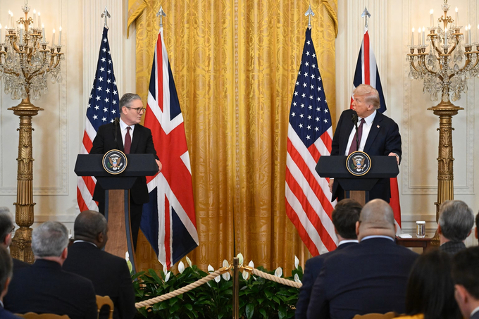 trump-starmer-britain-gty-lv-250227_1740688649461_hpmain-065337_461.jpg Tổng thống Mỹ Donald Trump có cuộc gặp song phương với Thủ tướng Anh Keir Starmer tại Phòng Bầu dục của Nhà Trắng ở Washington, D.C., hôm 27/2. Ảnh: Getty.