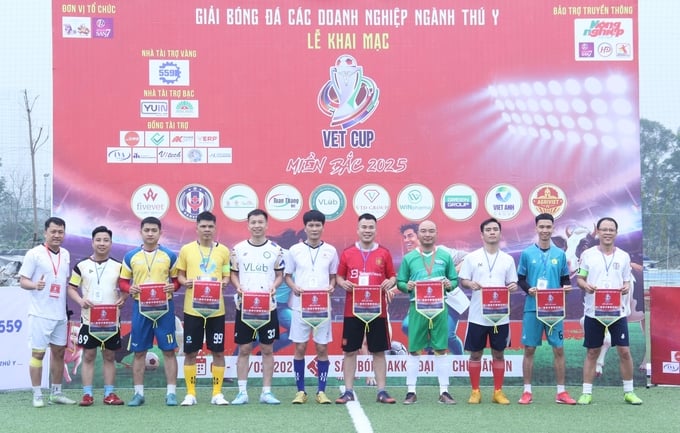 img_7759-155200_567.jpg Các đội tham dự giải nhận cờ lưu niệm.