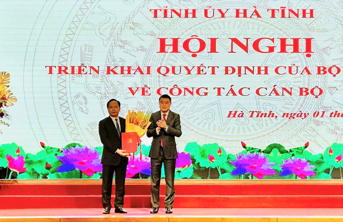 lam-160223_474.jpg Trưởng Ban Tổ chức Trung ương Lê Minh Hưng trao quyết định, tặng hoa chúc mừng tân Bí thư Tỉnh ủy Hà Tĩnh Nguyễn Duy Lâm.