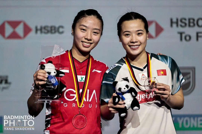 1-082146_882.jpg Thùy Linh (phải) giành ngôi á quân giải cầu lông Đức Mở rộng.