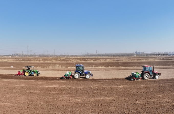 An aerial drone photo taken on Feb 18, 2025 shows a seeder equipped with the Beidou Navigation Satellite System sowing in a field during the day of yu shui (Rain Water), the second of the 24 solar terms in the Chinese calendar, in Shuangkou town, Beichen district, North China's Tianjin municipality. Photo: Xinhua