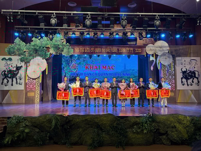 bac-ninh-a-110917_352.jpg Lãnh đạo Sở Văn hoá, Thể thao và Du lịch trao Cờ lưu niệm cho các đơn vị tham gia Hội thi.