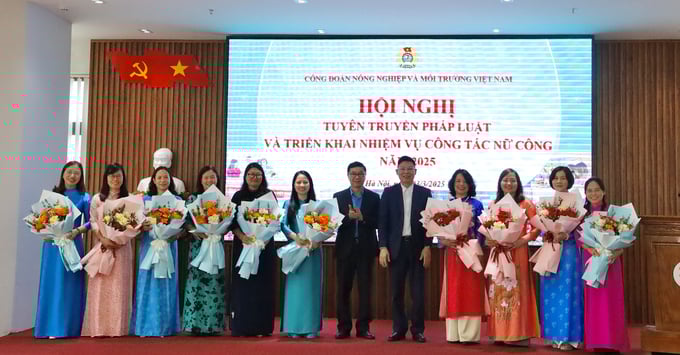 Chủ tịch Công đoàn Nông nghiệp và Môi trường Nguyễn Hà Xuyên (trái) và Hiệu trưởng Trường Đại học Lâm nghiệp Phạm Văn Điển (phải) chụp ảnh lưu niệm cùng các đại biểu. Ảnh: Phương Linh.