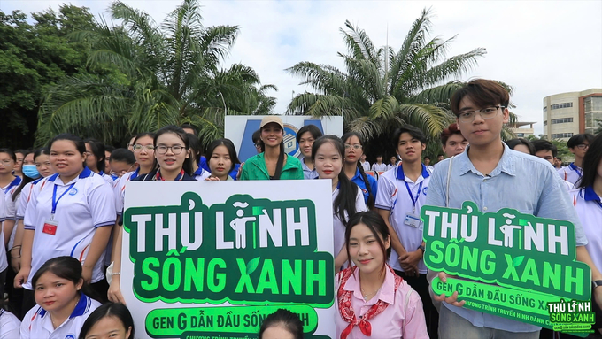 Miss H'Hen Nie and the students, contestants participate in the program. Green Living Leaders' in Tien Giang.
