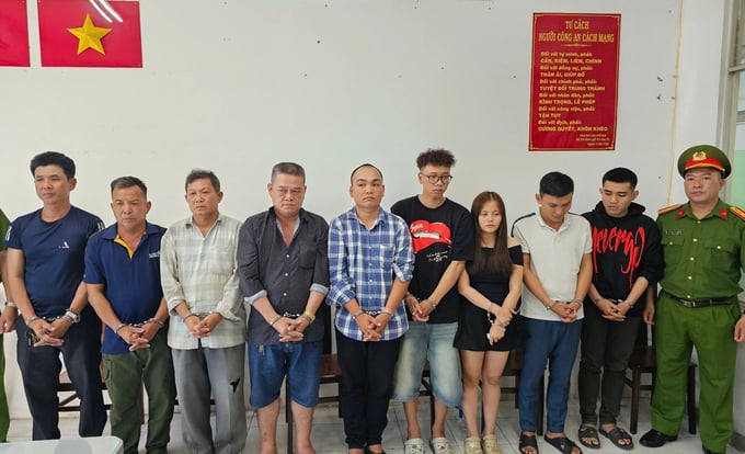992401570-185355_180.jpg Nhóm 9 đối tượng khiêng quan tài diễu phố bị tạm giữ tại cơ quan công an.