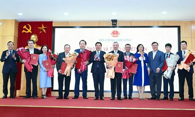 bct-211817_192.jpg Bộ trưởng Nguyễn Hồng Diên cùng các Thứ trưởng chúc mừng các lãnh đạo mới được bổ nhiệm. Ảnh: Cấn Dũng.